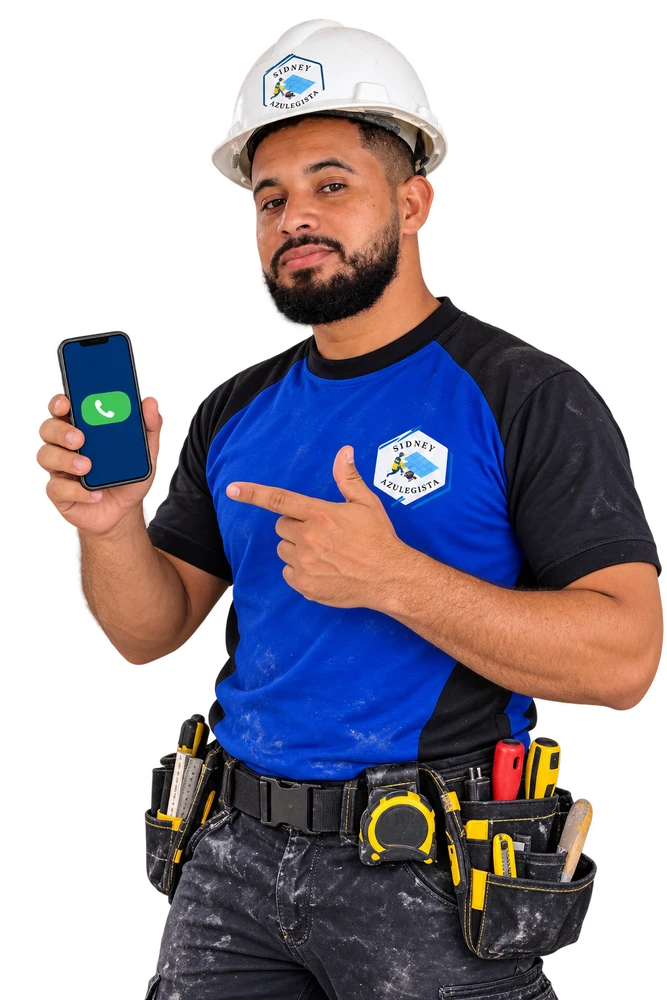 Sidney segurando o celular e apontando para a tela